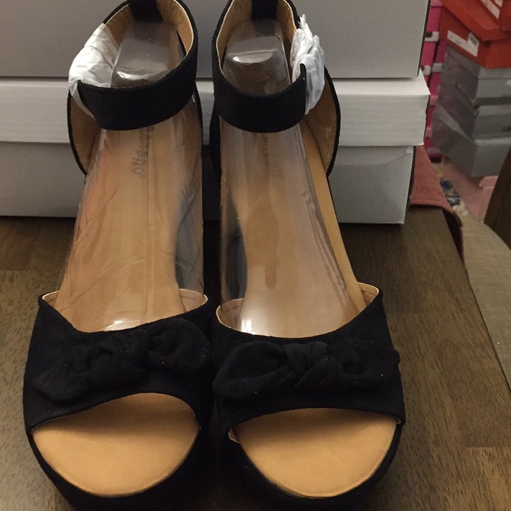 Bow tie platform sandals